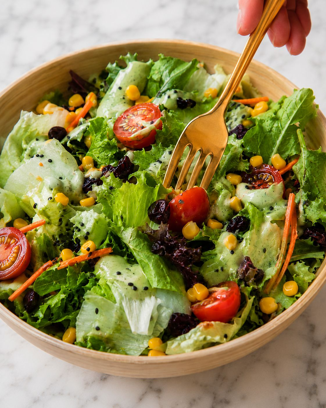 Salada verde com molho cremoso de abacate